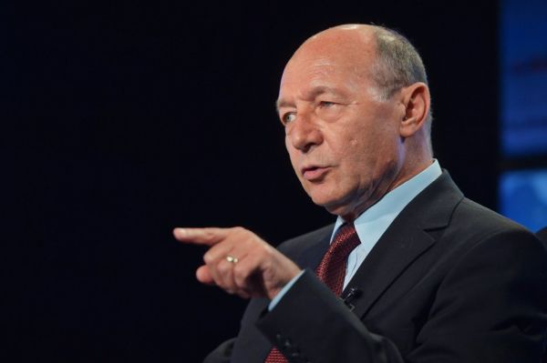 Klaus Iohannis, criticat de Băsescu: A vrut Arcul de Triumf doar pentru el. Nu a înţeles că el nu poate înlocui nici armata şi nici poporul