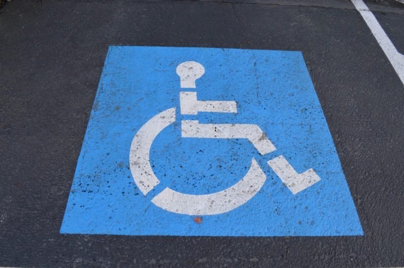 S-a modificat legilația! Amenzi usturătoare pentru cei care parchează pe locurile destinate celor cu handicap