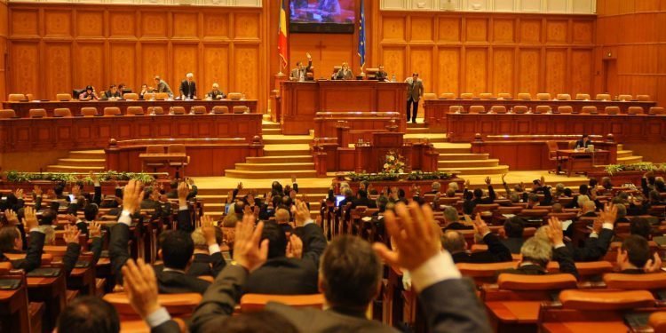 Reprezentare garantată în instanță pentru victimele violenței domestice și pedepse de până la 5 ani pentru agresori / Proiect de lege adoptat de Parlament