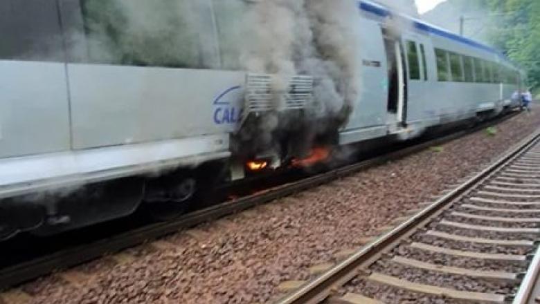 Un tren de pe ruta București – Brașov a fost cuprins de flăcări