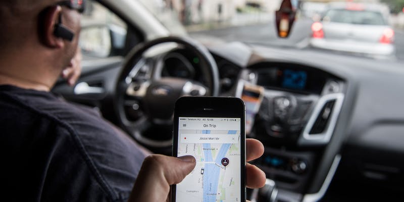 Un șofer de Uber din Iași, bătut de trei clienți pentru că a refuzat cursa