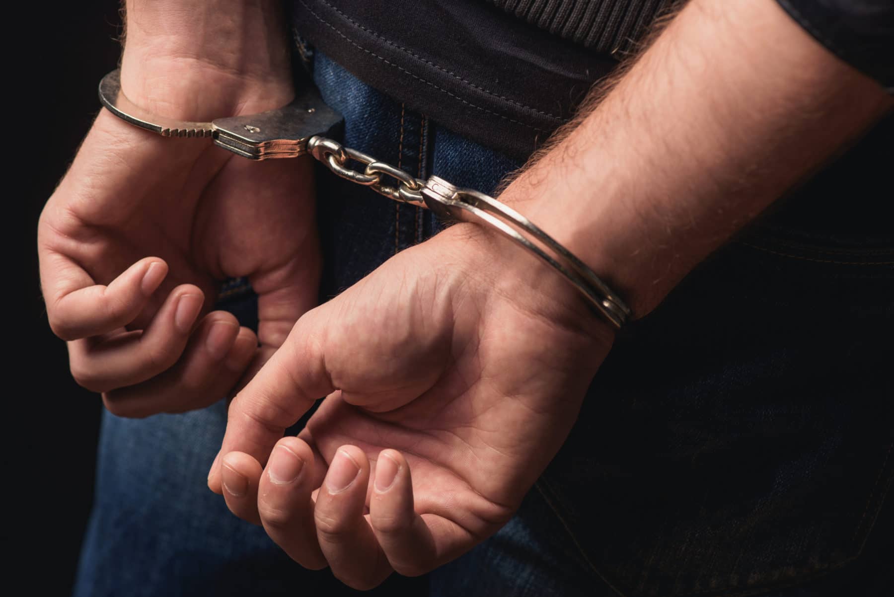Un agent de pază dintr-un club a fost arestat pentru trafic de droguri