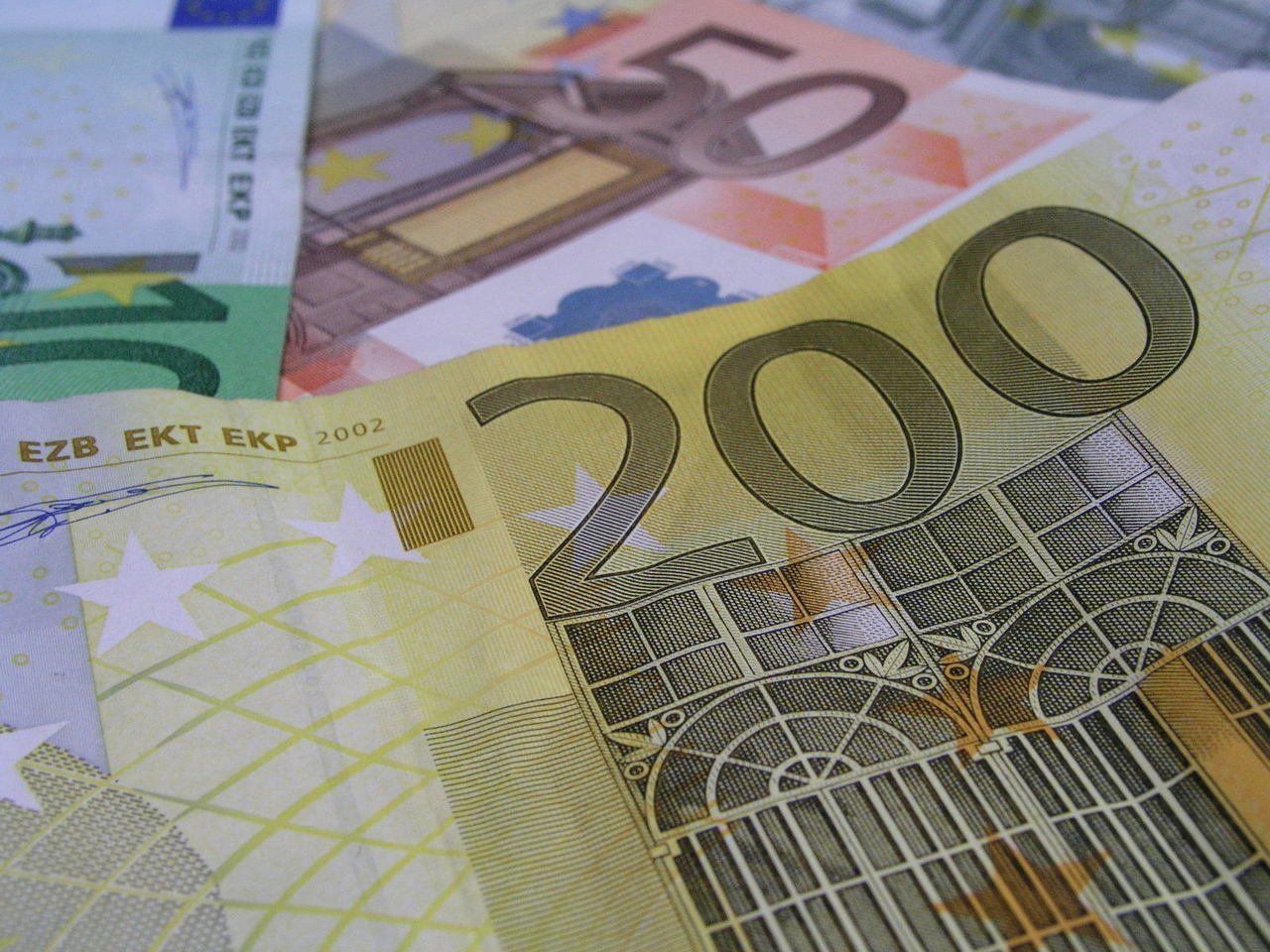 Zeci de mii de euro furați cu aspiratorul de un român dintr-un magazin din Germania