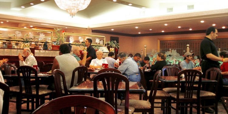 Redeschiderea restaurantelor nu va rezolva problemele financiare cauzate de pandemie