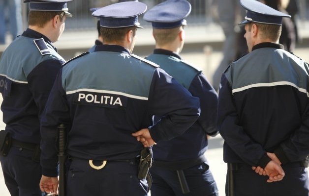 Polițiști reținuți în cazul bărbatului decedat în timp ce era încătușat