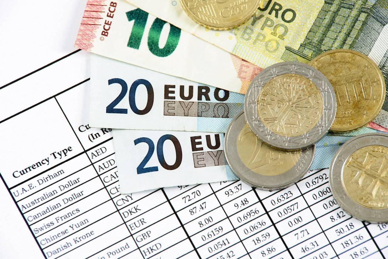 Cursul valutar va depăși 5 lei pentru un euro, avertizează analiștii financiari