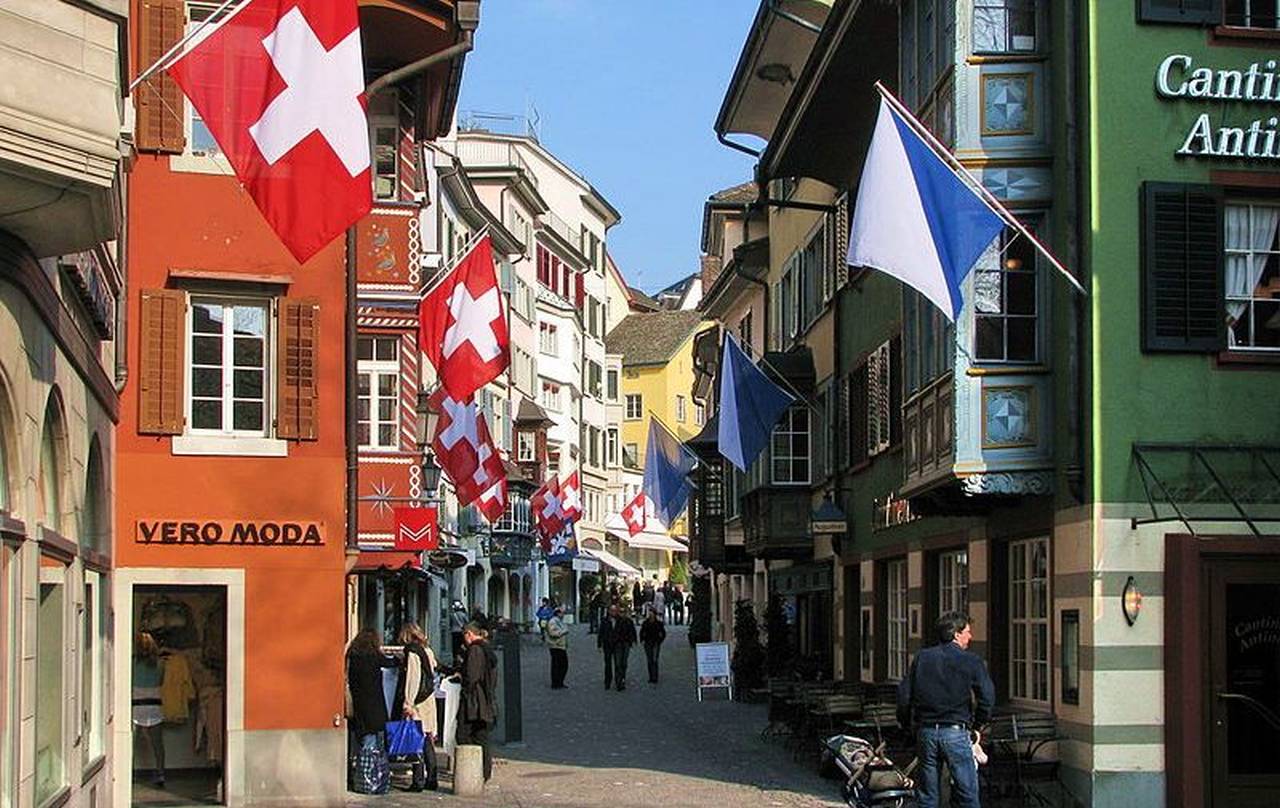 Elveția înăsprește de luni măsurile anti-COVID și reintroduce telemunca obligatorie