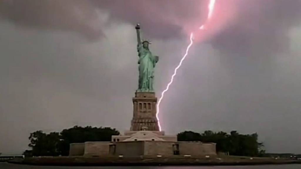 VIDEO: Statuia Libertății, lovită de fulger