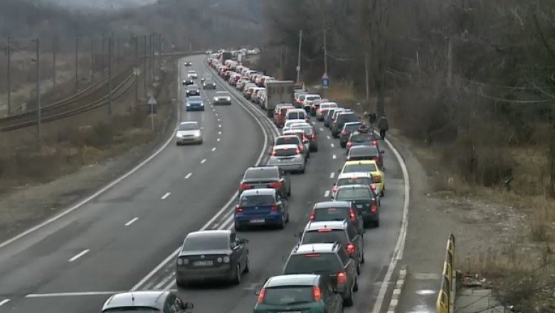 Trafic aglomerat pe Valea Prahovei: S-a format o coloană de 4 kilometri