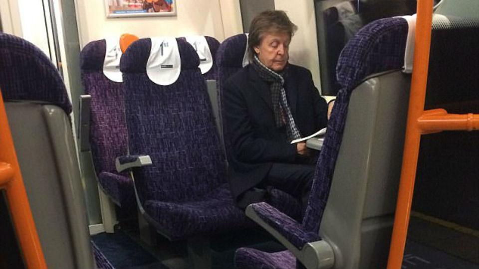 Paul McCartney: „Am fost norocos să-l cunosc pe băiatul ciudat care a coborât din autobuz”