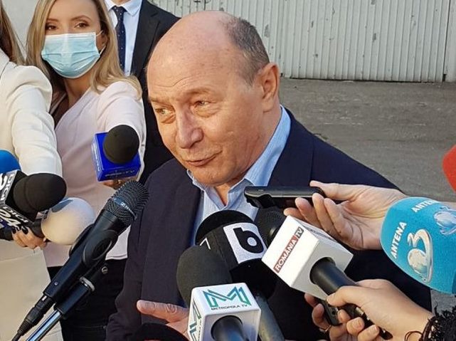 Traian Băsescu ar trebui să elibereze vila de protocol în care locuiește