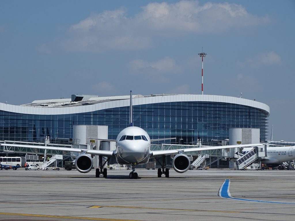 Măsuri de sezon la Aeroportul Henri Coandă: pe fluxul de plecări sunt deschise toate ghișeele de check-in