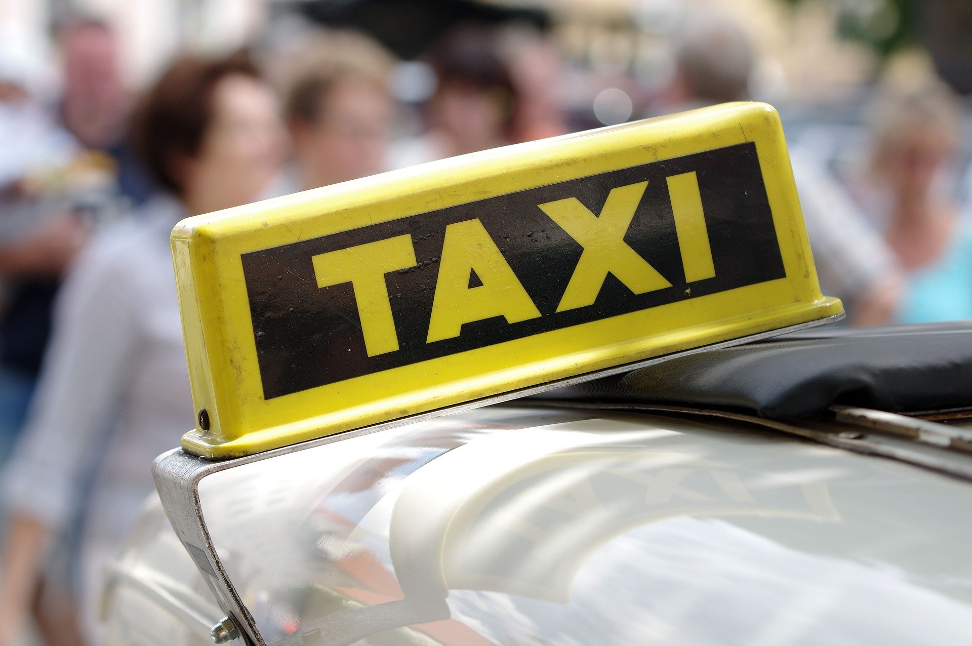 Situația incredibilă în care a ajuns un taximetrist care a vrut să își ajute clienții: a primit un pumn în față
