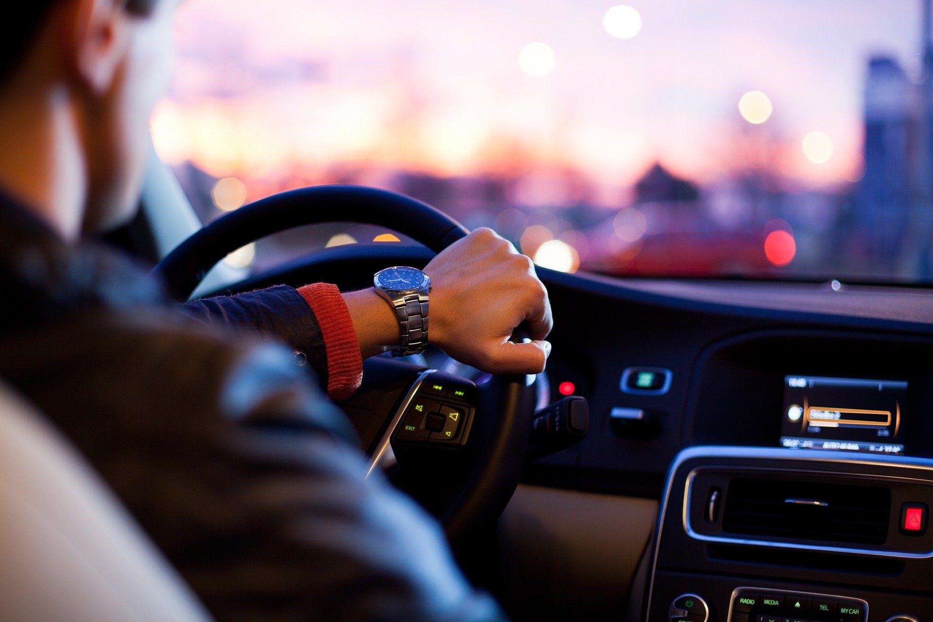 Studiu: Şoferii din București pierd în jur de 10-20 de minute în căutarea unui loc de parcare