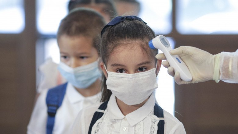 Ce se întâmplă cu elevii care vor avea simptome de coronavirus la școală: Se vor pune absențe?