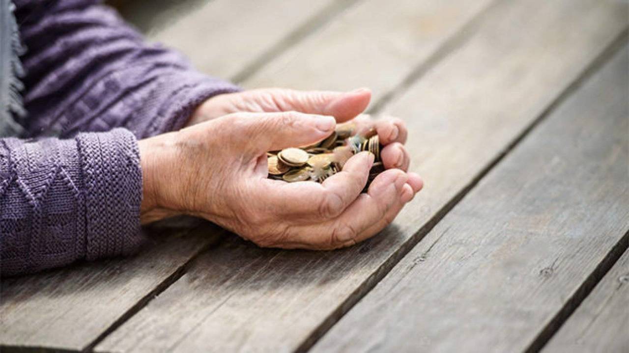 Scade numărul pensionarilor beneficiari de indemnizații sociale