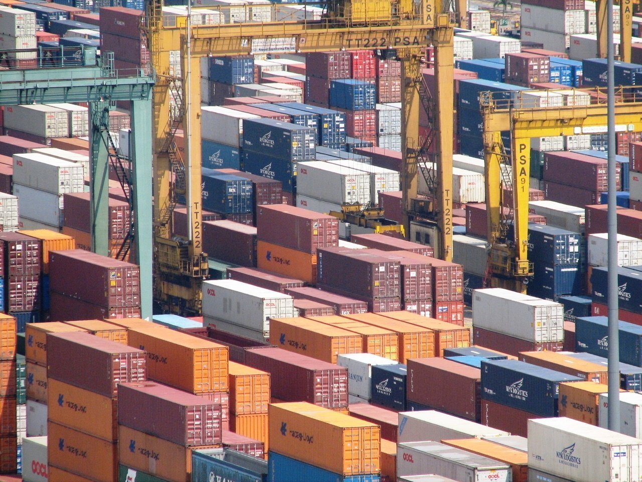 România a importat cu 16,7 miliarde de euro mai mult decât a exportat