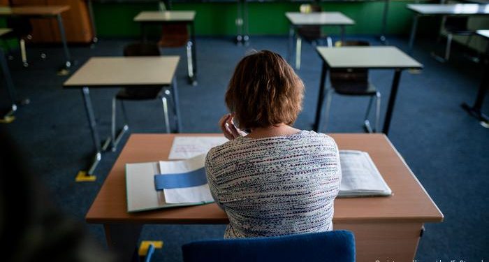 Câți elevi nu vor putea participa la ore din cauza lipsei de resurse digitale