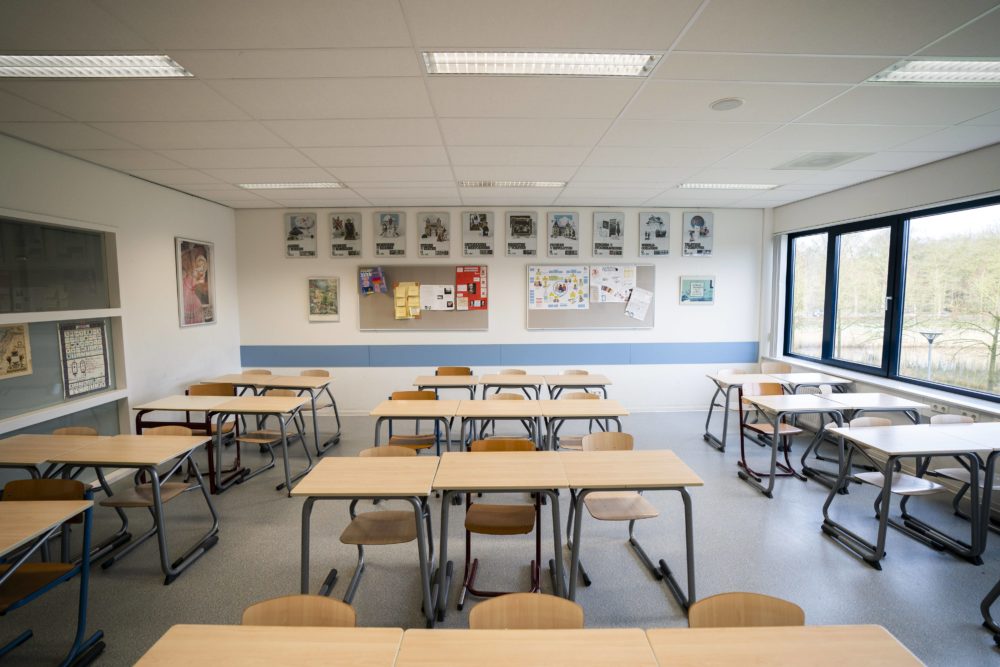 Un liceu din Constanța este obligat să le plătească câte 5.000 de euro unor elevi. Care este motivul?