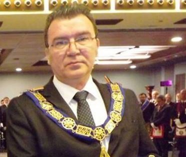 Cât câștigă șeful masonilor din România