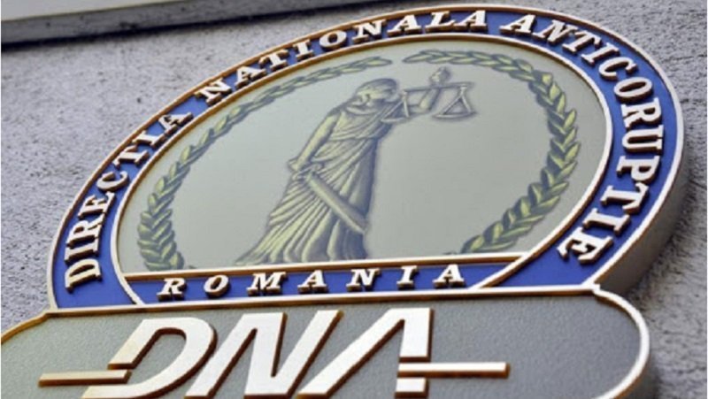 Un angajat al DNA a fost prins în flagrant de colegii săi în timp ce lua mită 6.000 de euro