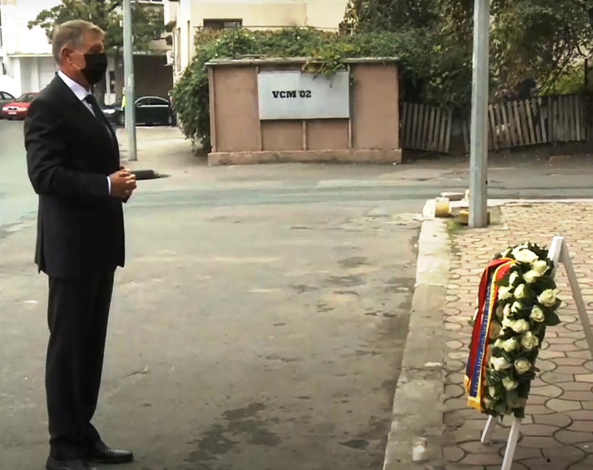 Președintele Klaus Iohannis a depus o coroană de flori în memoria victimelor de la Colectiv (video)