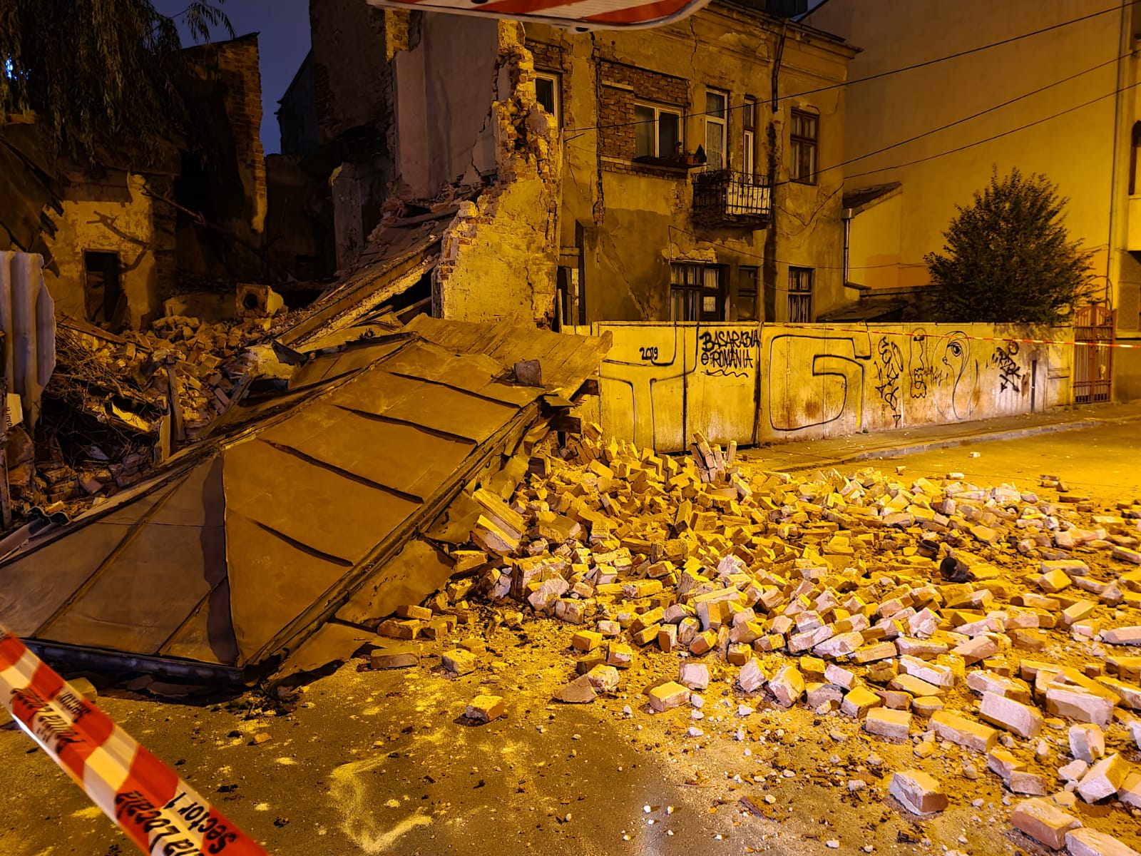 O clădire-monument s-a prăbușit în centrul Capitalei (FOTO-VIDEO)