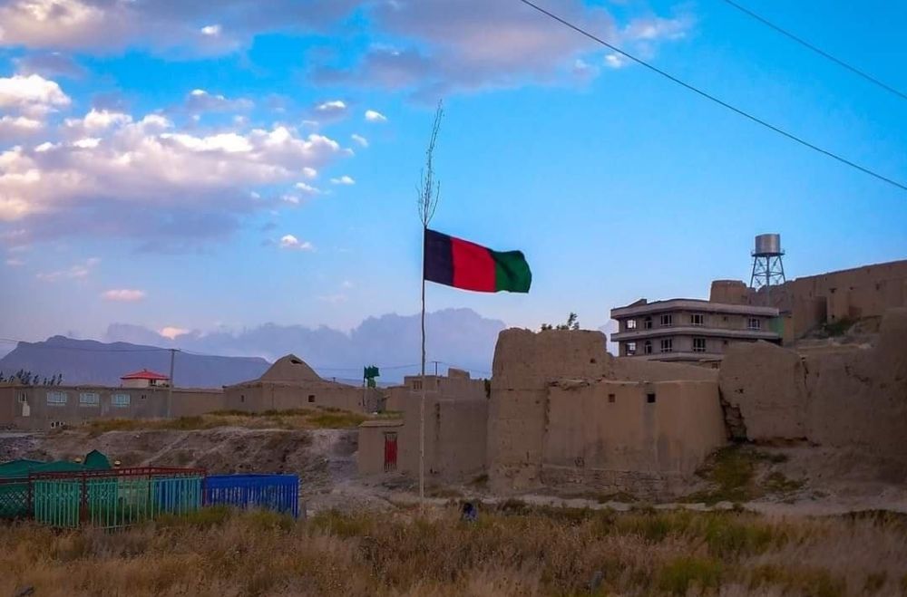 Zeci de soldaţi afgani s-au refugiat în Uzbekistan de teama ofensivei talibanilor