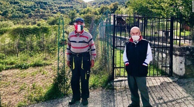 Motivul pentru care singurii doi locuitori dintr-un sat din Europa poartă mască sanitară