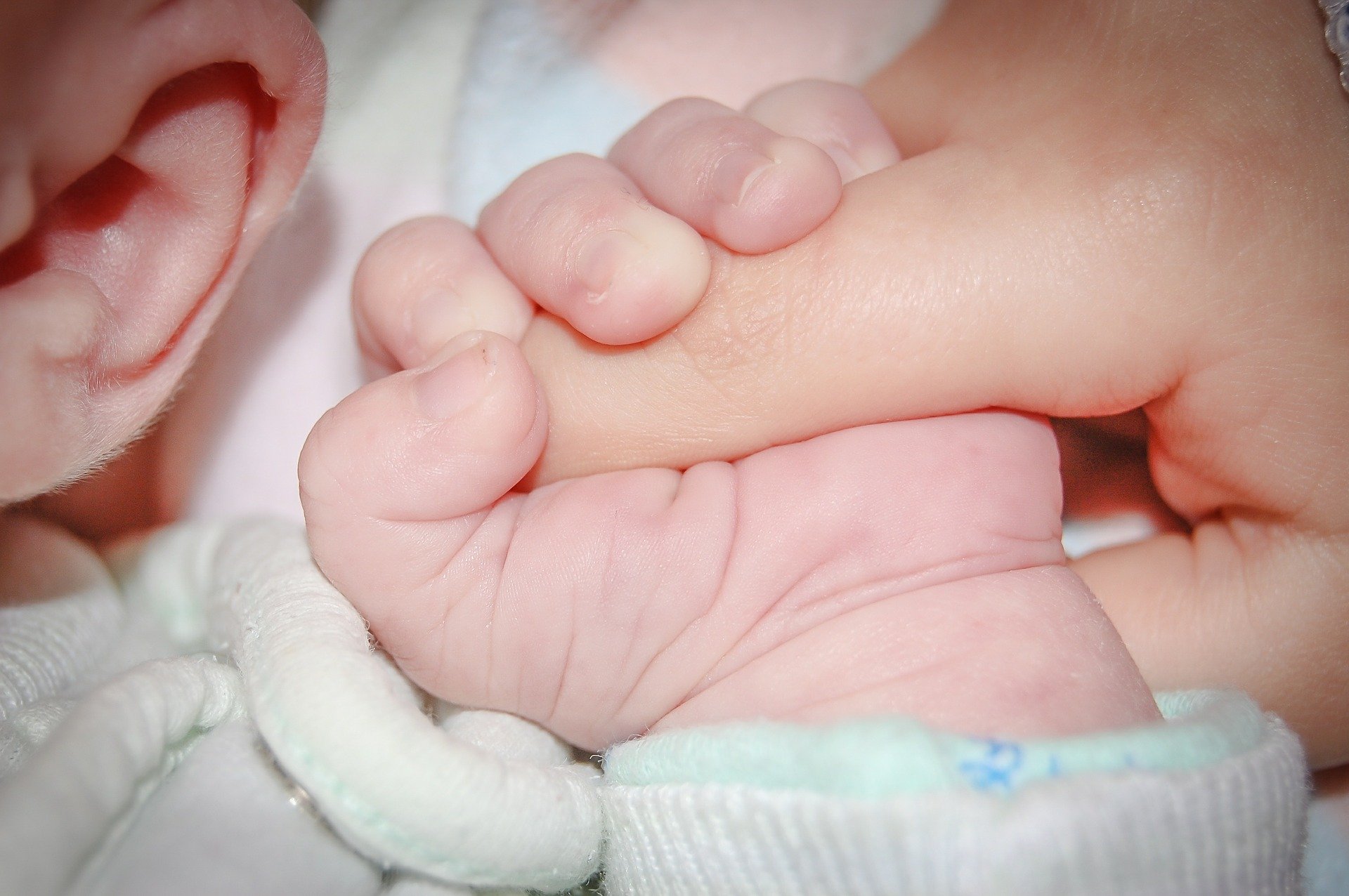 Malformație: Un bebeluș a venit pe lume prematur, cu intestinele în afara corpului