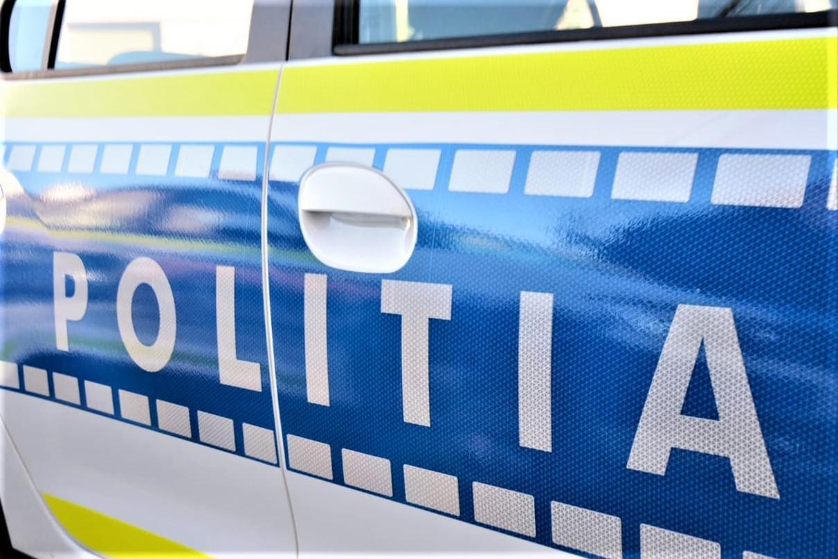 Un polițist din Argeș a fost lovit de o mașină în timp ce îi făcea semn șoferului să oprească