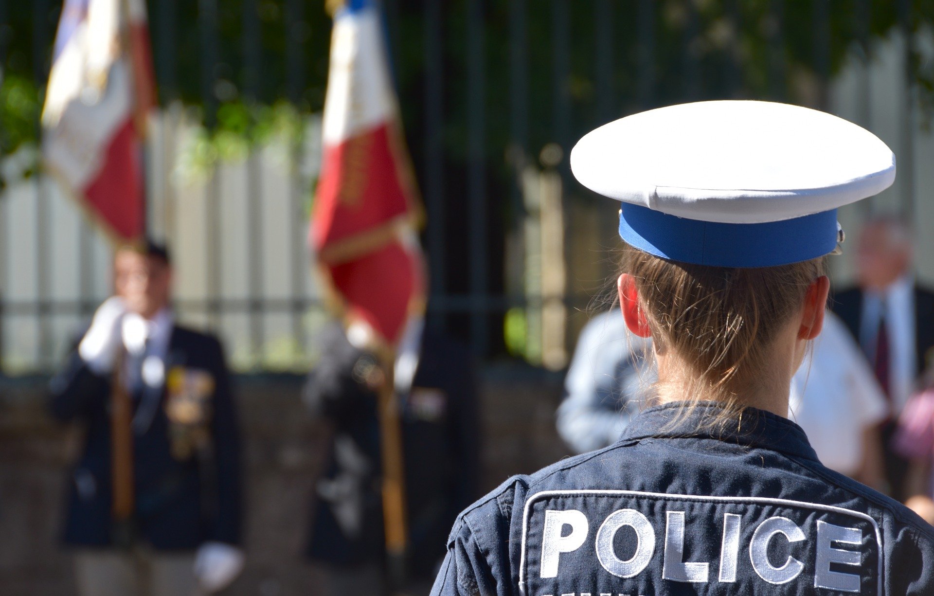 Doi români înjunghiați într-un atac rasist comis într-o suburbie a Parisului