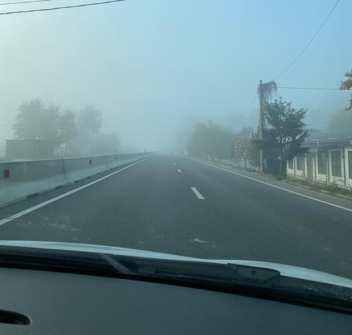 Cod galben de ceață în șase județe, vizibilitate redusă pe două autostrăzi
