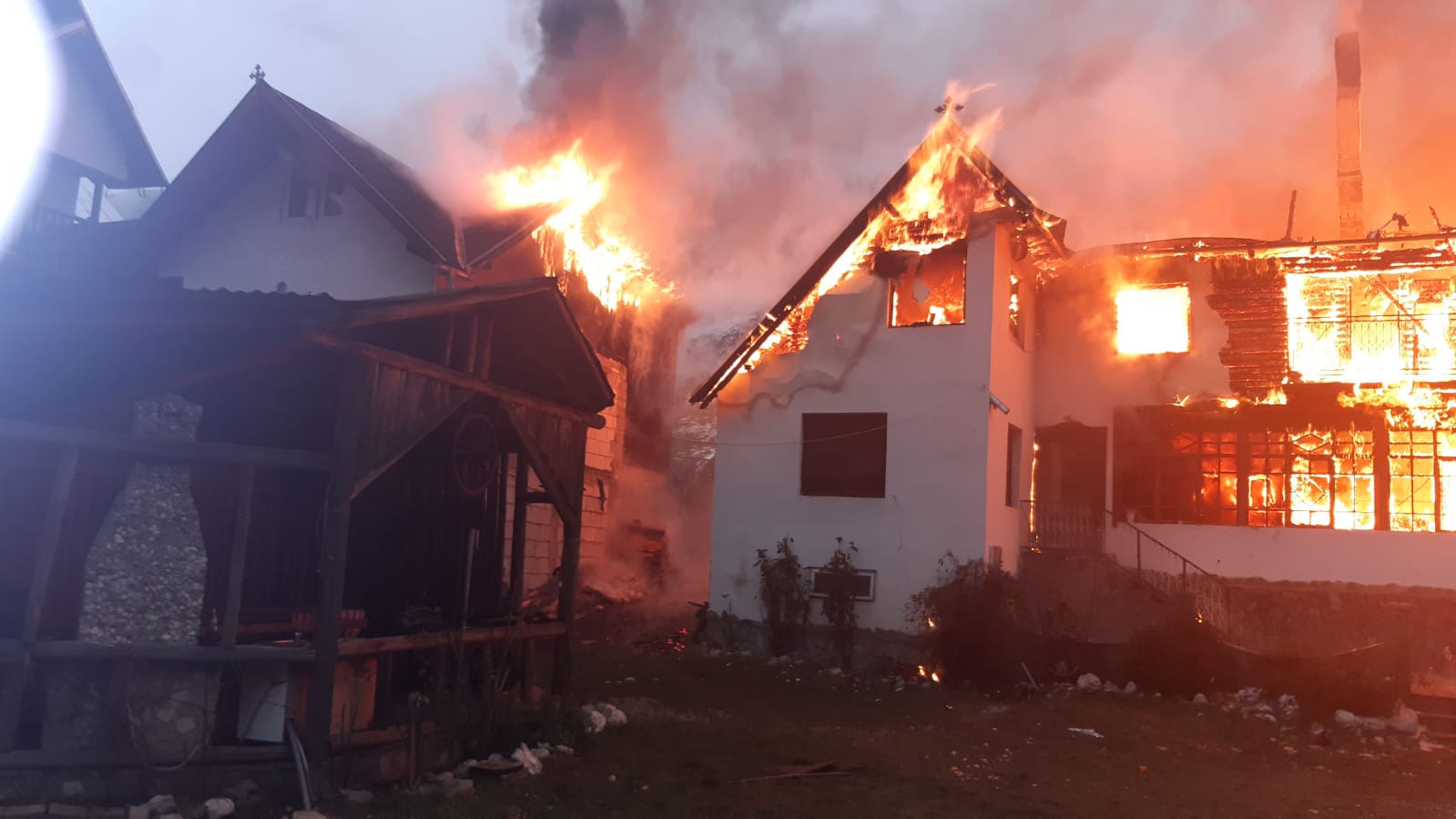 Șase locuinţe şi anexe ale acestora au fost cuprinse de flăcări în Bârlad