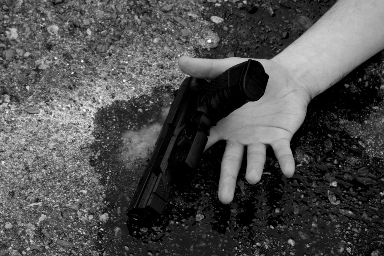 EXCLUSIV. Un polițist din Giurgiu s-a sinucis cu arma din dotare din gelozie pe Bădălău