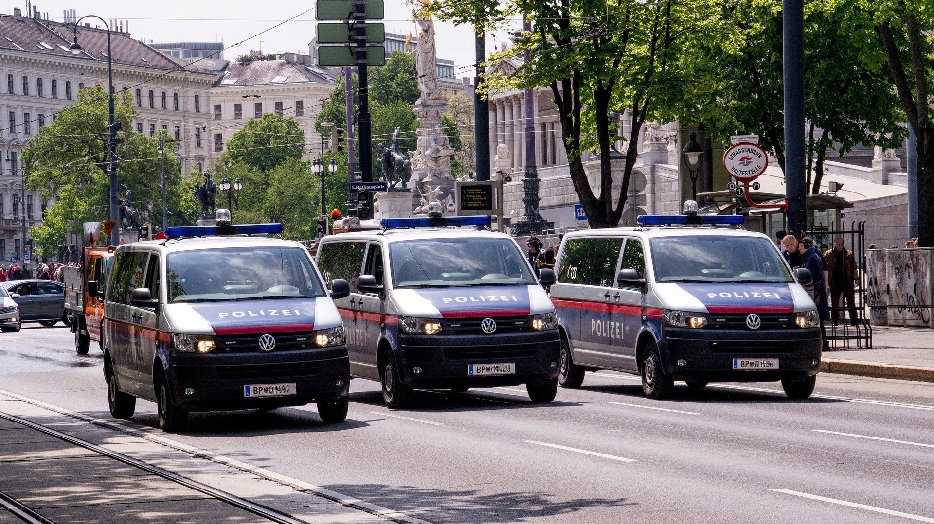 Atacuri teroriste în șase locații din Viena