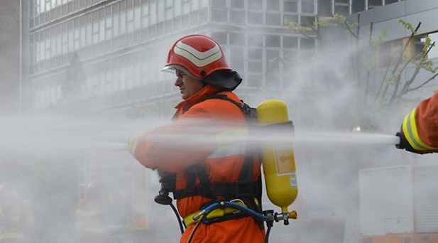 Apartament în flăcări, în Capitală: Pompierii au întâmpinat dificultăți