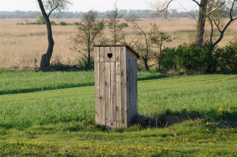 Câți români au încă toaleta în curte? România încă stă prost la acest capitol