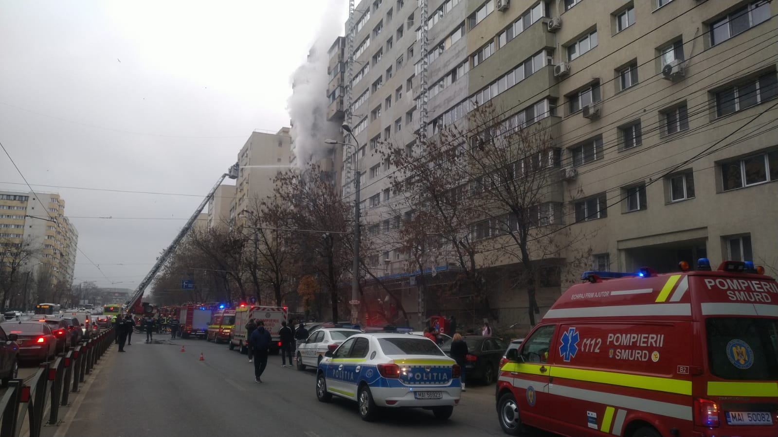 Incendiu puternic într-un apartament din București: Nu au fost găsite persoane în locuință (FOTO) (UPDATE)