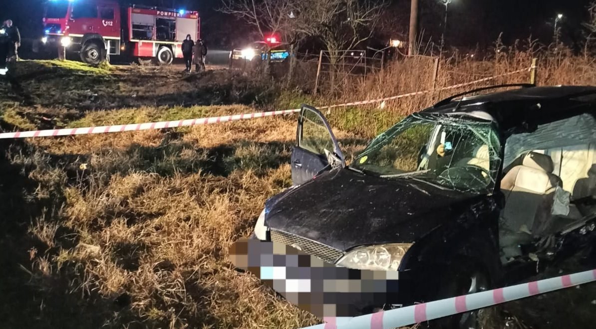 Un șofer de 19 ani, prins cu 182 km/h, a fugit de Poliție și s-a răsturnat cu mașina în șanț