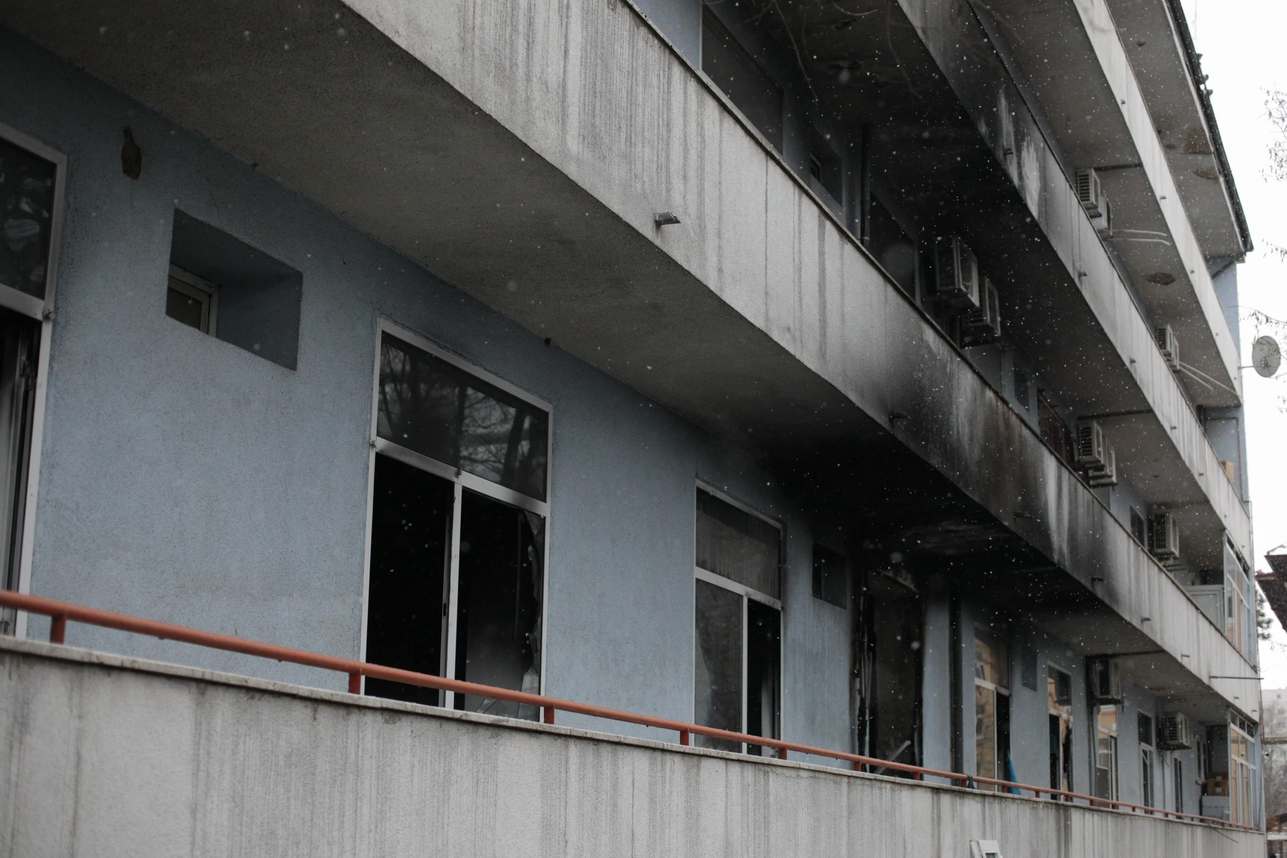 Incendiu la Institutul ”Matei Balş” – Cîţu: Metehnele sistemului de sănătate şi-au făcut simţită prezenţa şi astăzi