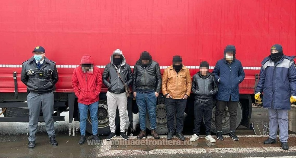Zeci de migranți, prinși în timp ce încercau să treacă ilegal frontiera cu Ungaria