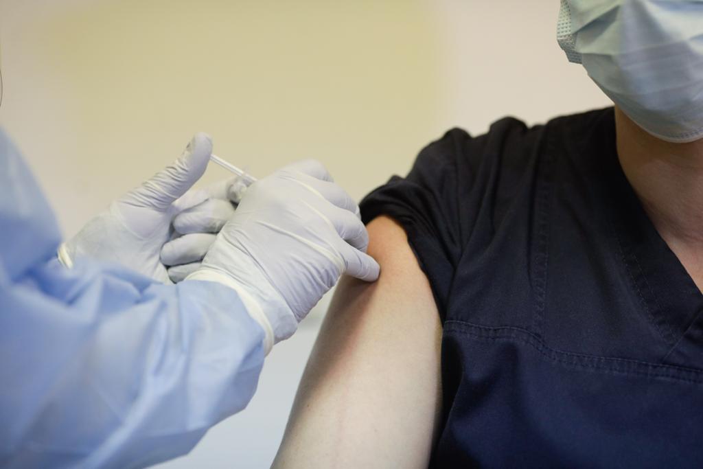 O femeie a fost vaccinată anti-Covid-19 cu şase doze. Pacienta se află sub observație