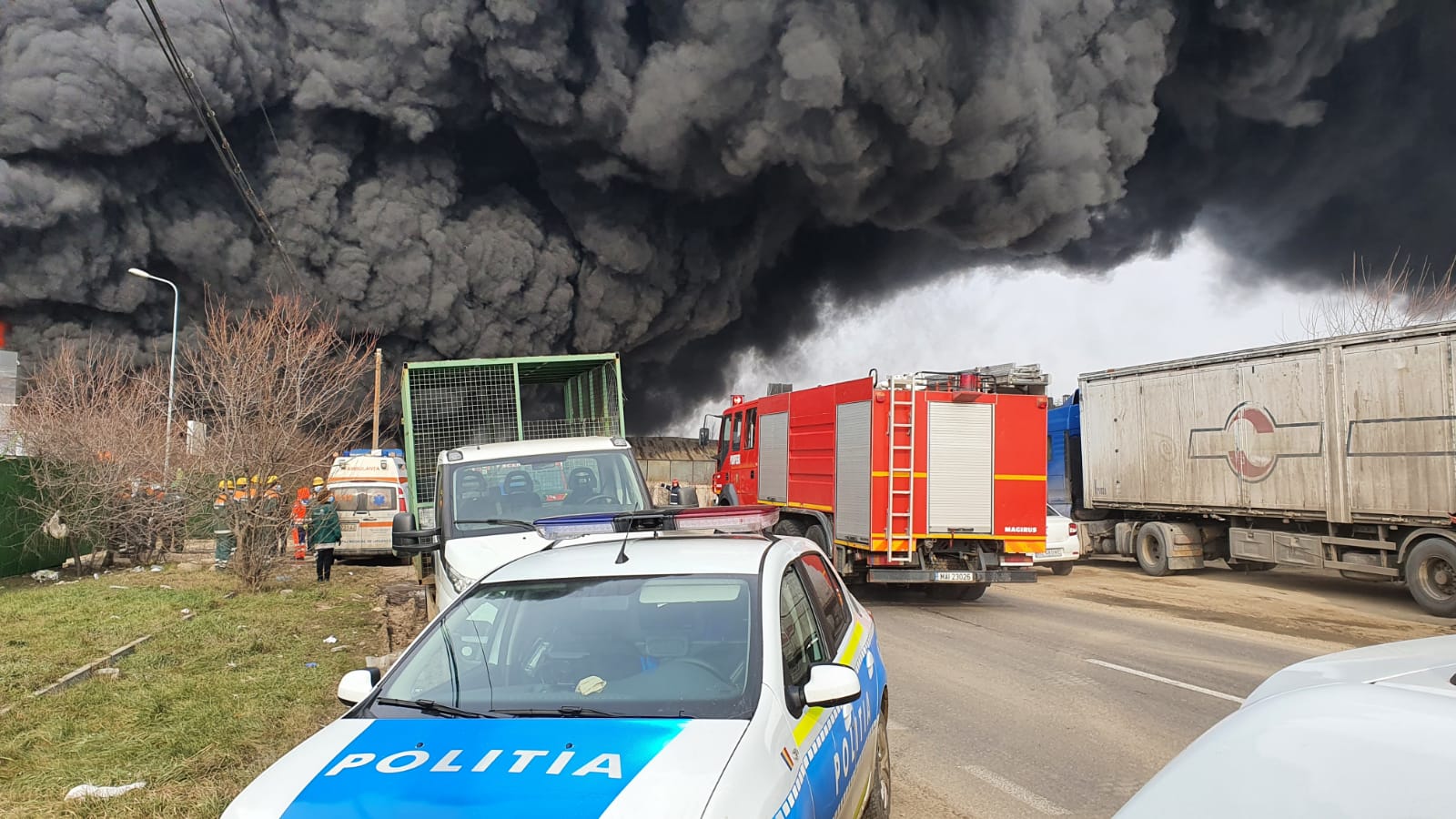 Incendiu violent lângă Buzău. Un depozit de materiale reciclabile a fost cuprins de flăcări (FOTO)