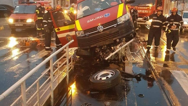 Accident în București, după ce o ambulanță SMURD a acroșat refugiul unui tramvai: trei persoane, rănite