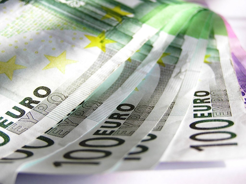 O femeie din Constanța a găsit pe jos 10.000 de euro. Ce a făcut cu banii