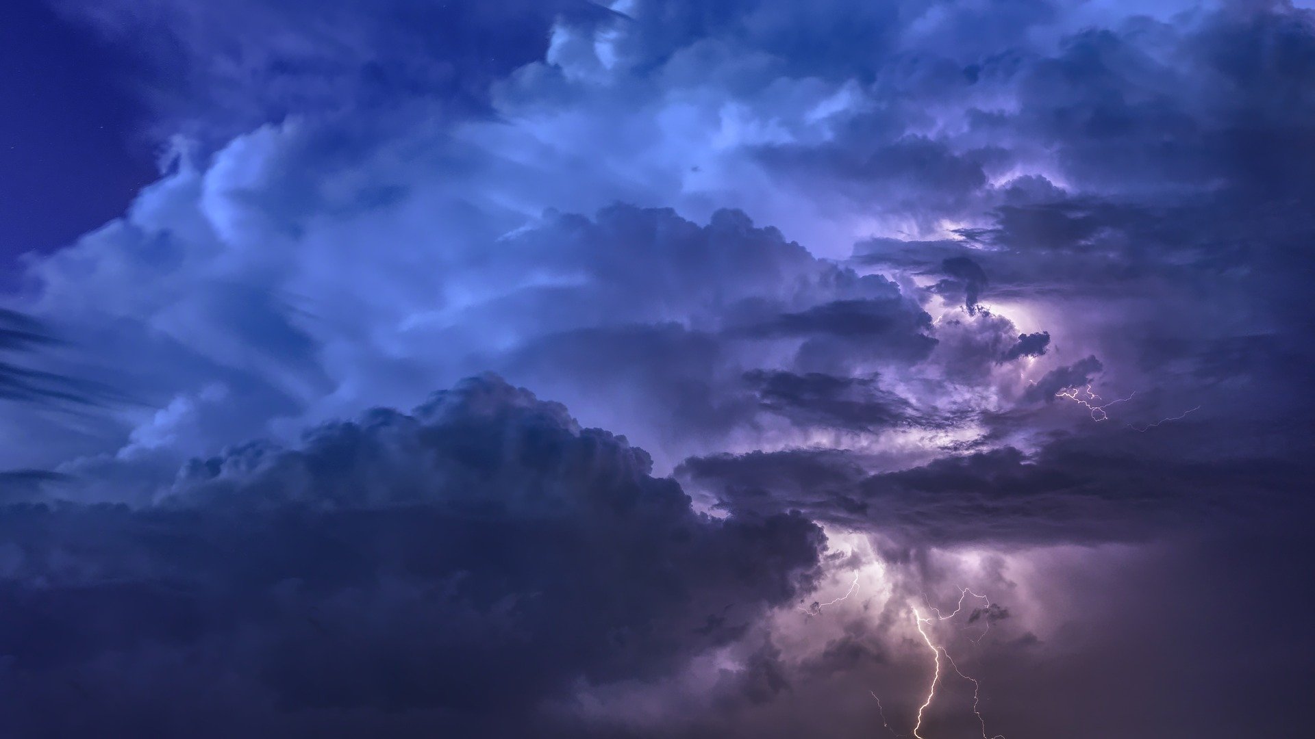 Prognoza meteo: Cod galben de ploi torenţiale, cu descărcări electrice şi vânt puternic