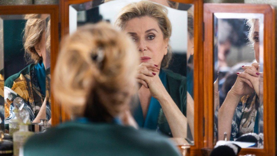 Un film despre adevăruri ascunse are premiera azi în România. Catherine Deneuve face un rol spectaculos (VIDEO)