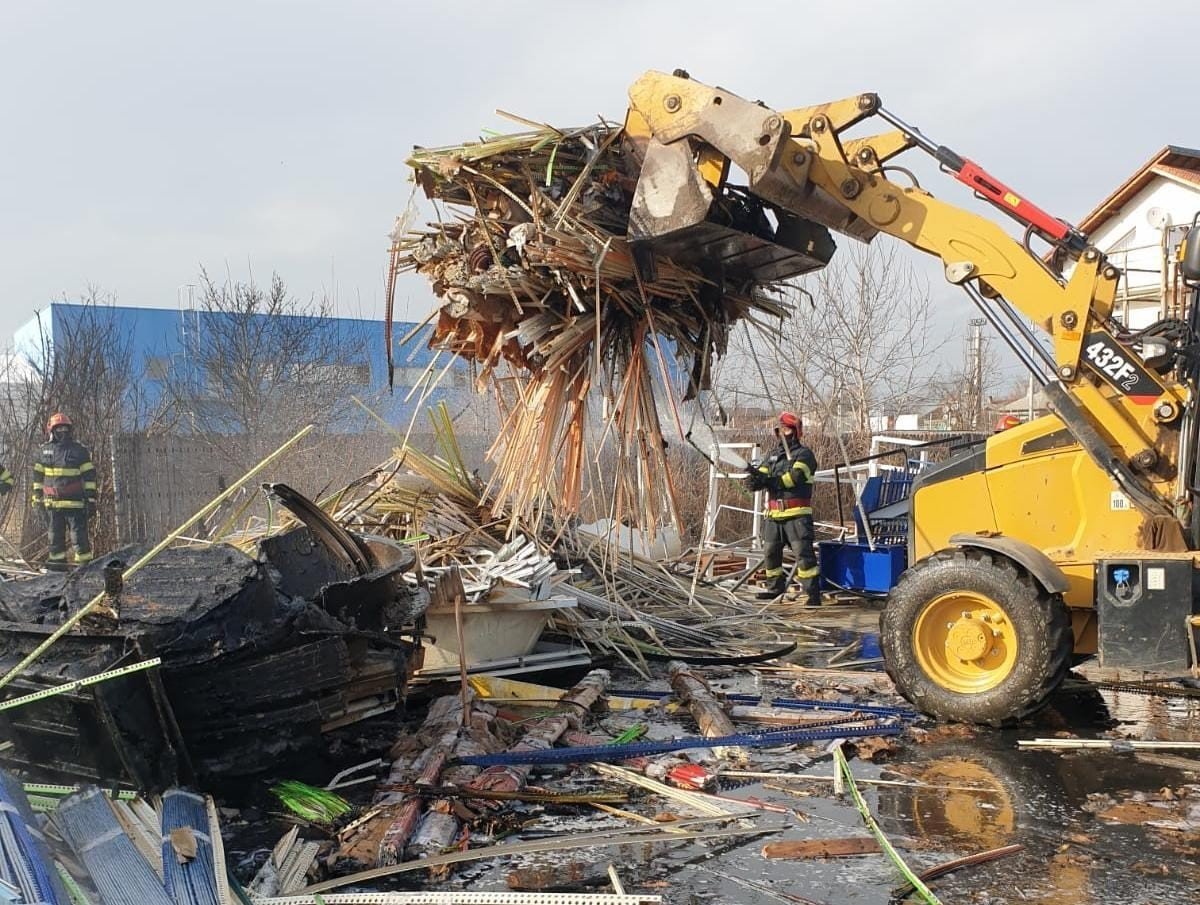 Dâmbovița: Incendiu de vegetație extins la un depozit de mase plastice