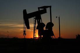 Convulsii pe piețele internaționale: Prețul petrolului, în scădere